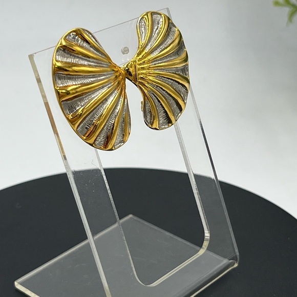 Large Seashell Shiny Polished Gold tone Textured Silver tone  Clip Earrings - Picture 5 of 15